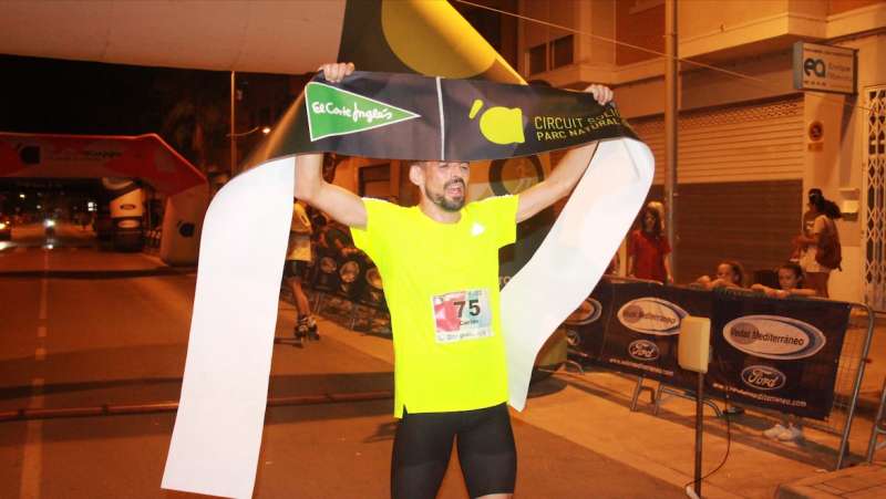 El ganador de la categora masculina, Carlos Jimnez, llegando a la meta.EPDA