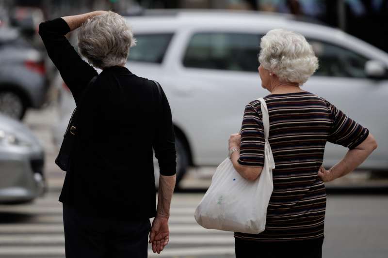 Dos mujeres caminan hoy por una calle. EFEIsaac FontanaArchivo
