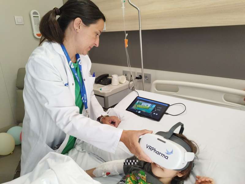 Estos dispositivos permiten mantener la atencin del nio fuera del procedimiento que se le aplica durante su asistencia, como pueden ser las extracciones de sangre, aplicacin de suero y reduccin de fracturas. EPDA