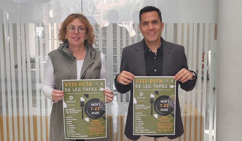 La concejala de Comercio y el alcalde de Canet con el cartel de la iniciativa.  EPDA