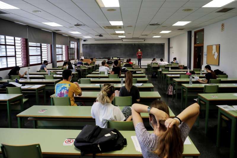 Varios estudiantes antes del inicio de unas Pruebas de Acceso a la Universidad (PAU) en la Universitat Politcnica de Valncia. EFEAna Escobar
