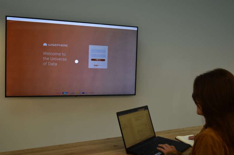 Investigadora de ITI trabajando en banco de datos.  EPDA