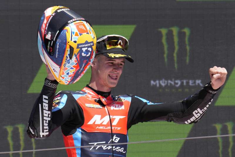 El piloto valenciano Ivn Ortol celebra su segundo puesto tras la carrera de Moto3 del Gran Premio de Catalua de Motociclismo. EFE Alejandro Garca