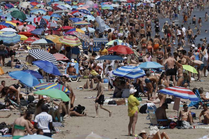 Numerosas personas en la playa de la Malvarrosa de València. EFE/ Kai Forsterling/Achivo
