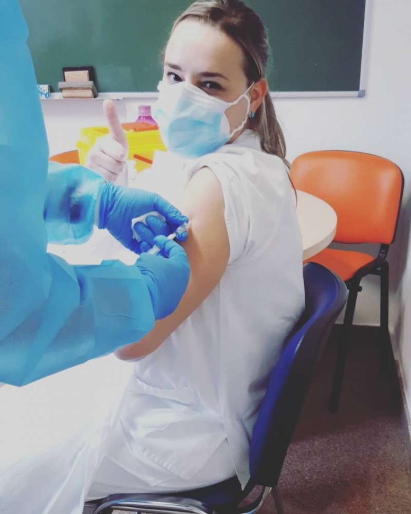 Rocio Ibez vacunndose como el resto de compaeros sanitarios