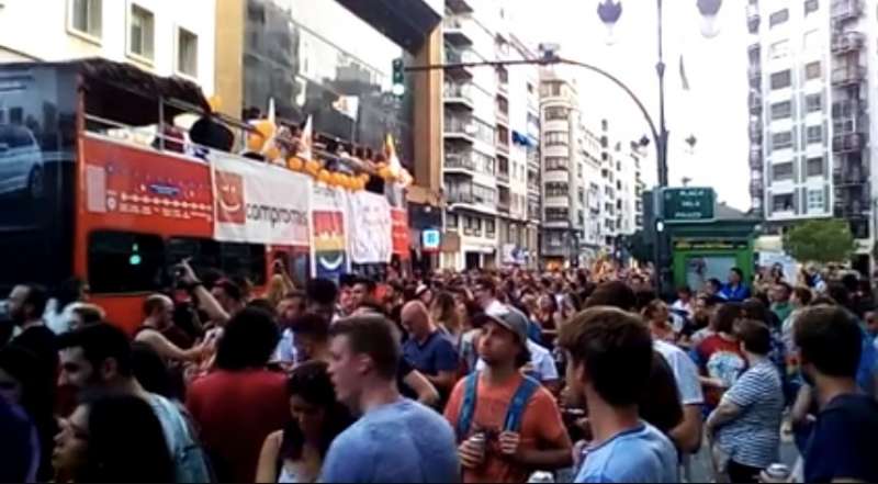 carroza orgullo gay vuelca
