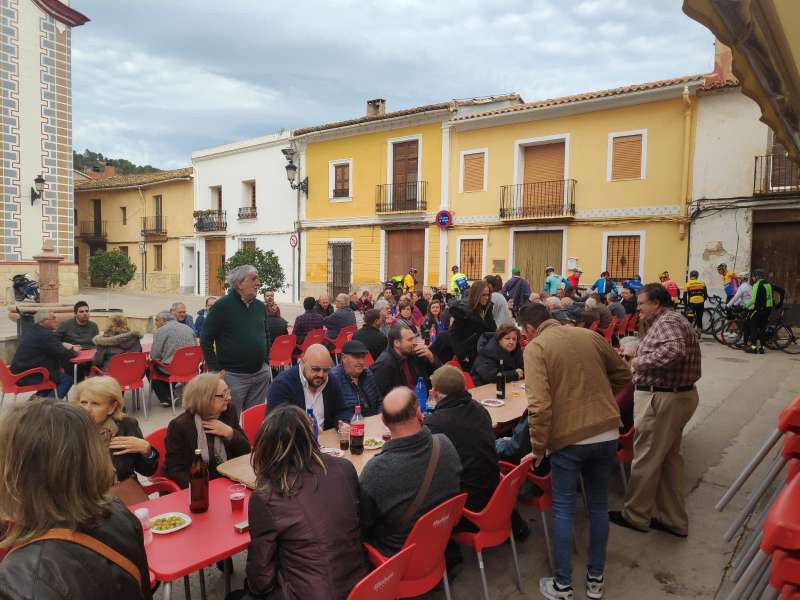 Alcaldes, concejales y militantes asistentes al almuerzo del PSPV en Petrés. EPDA