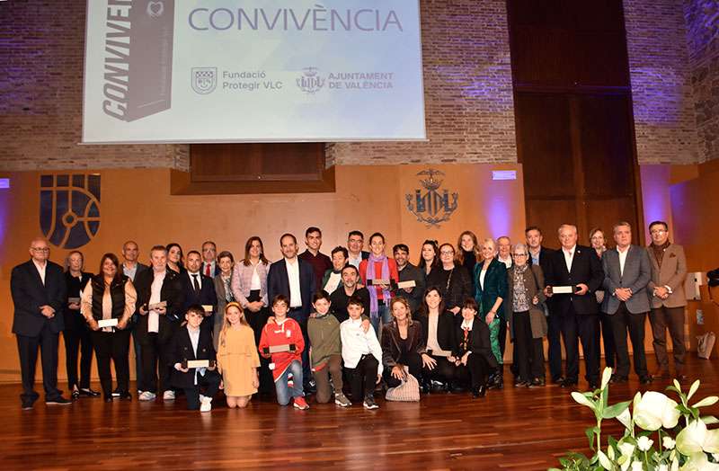 Foto de familia de los ganadores de los I Premios Convivencia. /EPDA