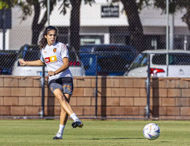 Claudia Florentino durante una sesión de entrenamiento con el Valencia CF./ Fotografía: Valencia CF
