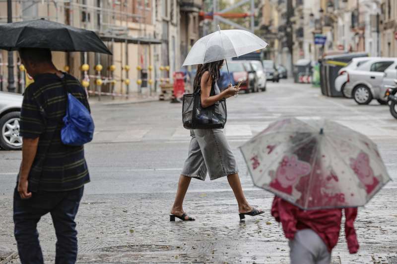 Varias personas caminan bajo la lluvia en una imagen de archivo. EFEManuel BruqueArchivo
