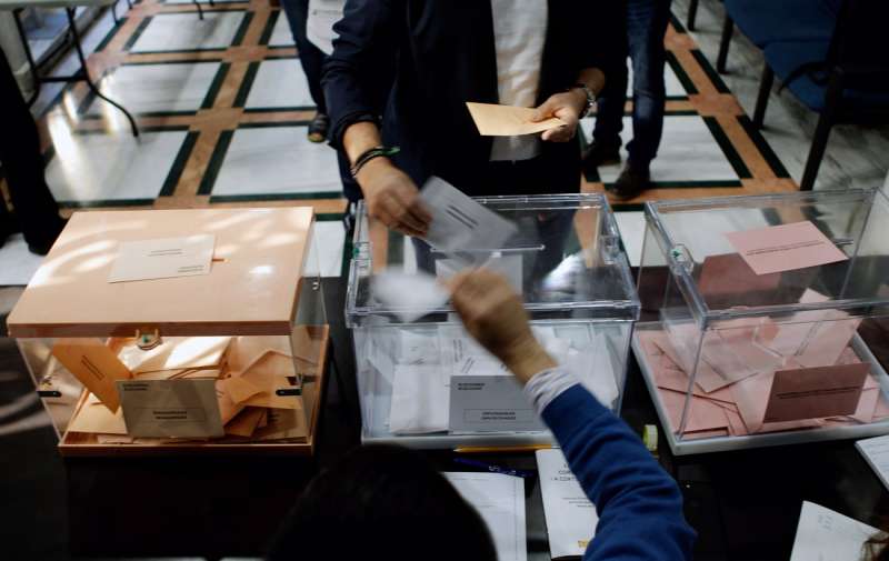 Imagen de archivo, votantes en un colegio electoral de Val�ncia. /EFE /Ana Escobar 