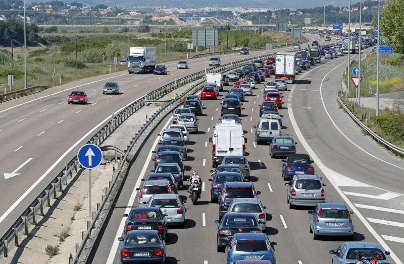 Una carretera con trfico denso. EFE