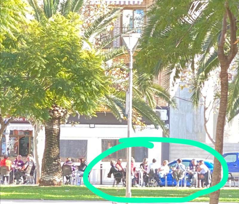 Una cafetería valenciana con 9 personas juntas. EPDA