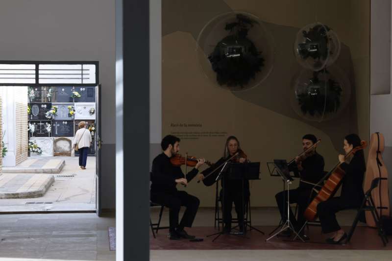 CATARROJA (VALENCIA), 01112025.- Unos msicos tocan en el Rac de la memoria (Rincn de la memoria, en valenciano) del cementerio de Catarroja (Valencia), uno de los pueblos afectados por la dana, este sbado, da de Todos los Santos. Los espaoles continan la tradicin de visitar a sus difuntos en los cementerios, limpiar sus lpidas y llevarles flores en estos das de Todos los Santos (1 