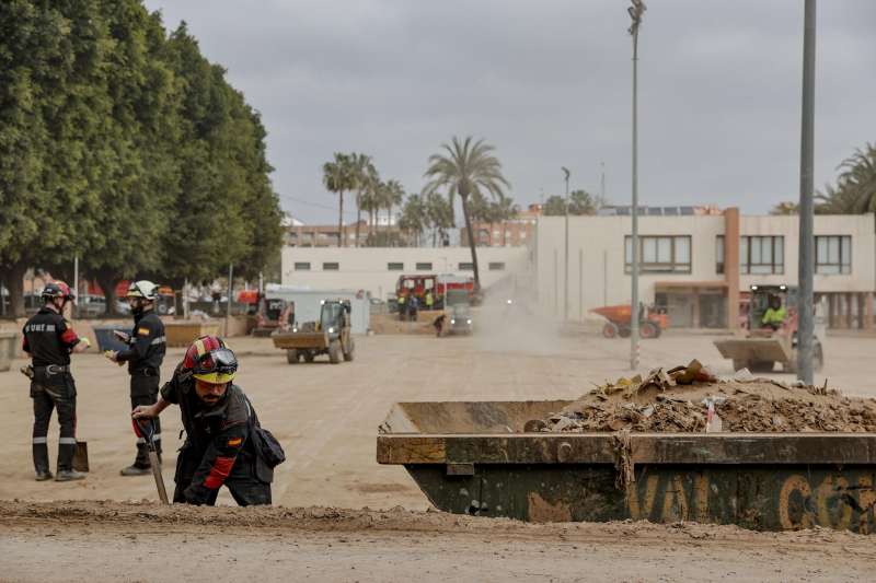Varios miembros de la Unidad Militar de Emergencias (UME) trabajan en la limpieza y acondicionamiento del polideportivo de Paiporta, afectado por la dana de octubre. ArchivoEFEManuel Bruque