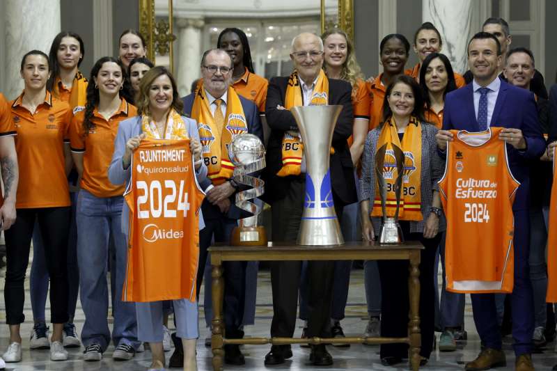 El presidente del Valencia Basket, Juan Roig (c), y la alcaldesa de Valencia, María José Catalá (3ª i), posan con el equipo durante la celebración del titulo de la Liga Femenina. EFE/Miguel Ángel Polo
