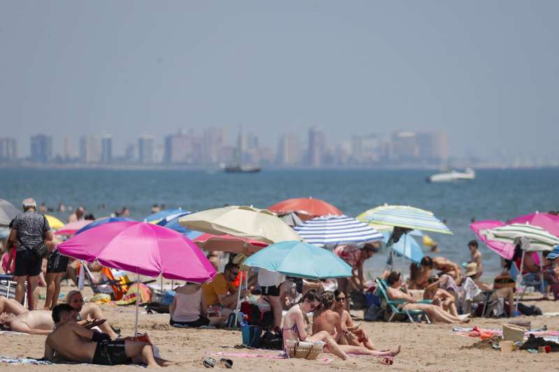 En la imagen, numerosos bañistas disfrutan del sol en la playa de La Patacona en la localidad valenciana de Alboraya. /EFE