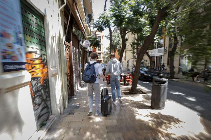 Dos turistas recorren con sus maletas el casco antiguo de la ciudad de Valncia. EFEManuel BruqueArchivo
