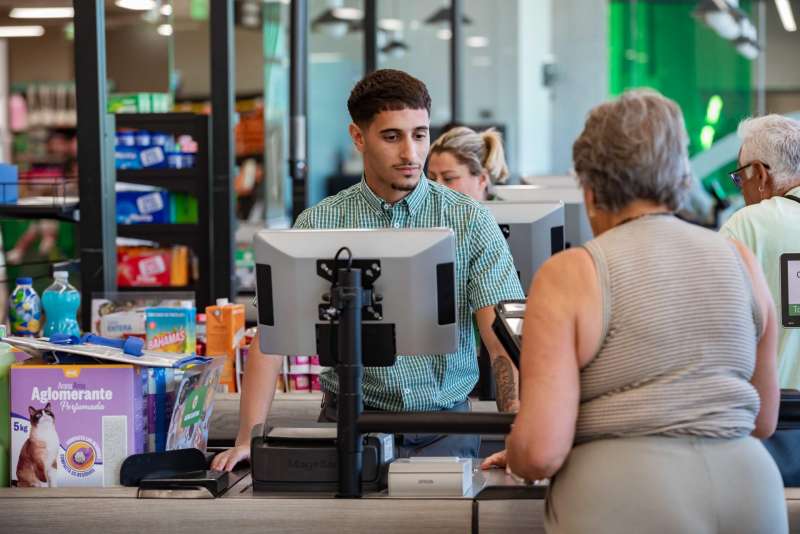 Un empleado de Mercadona atiende a un cliente. EFEMercadona
