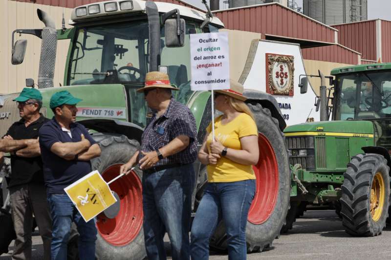 Varios agricultores se manifiestan ante las instalaciones de Arroz SOS- Herba Ricemills