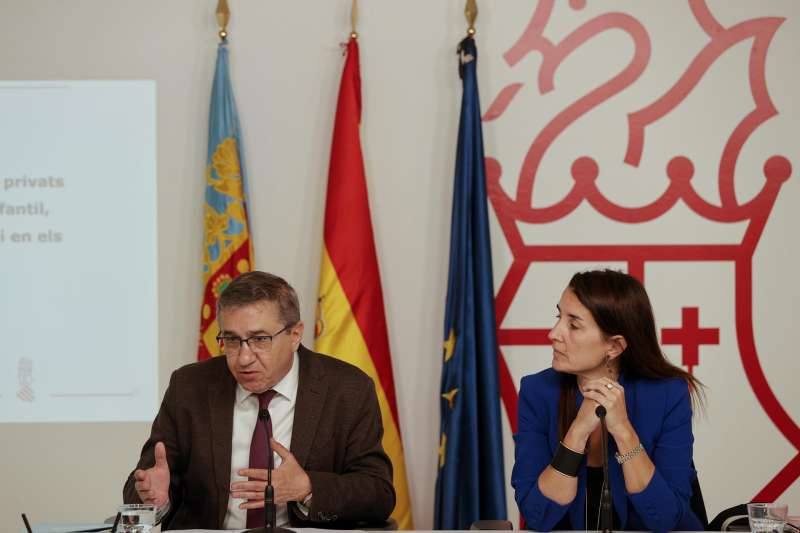 El conseller de Educacin, Jos Antonio Rovira, y la portavoz del Gobierno valenciano, Ruth Merino, tras el pleno del Consell. EFEM.Bruque
