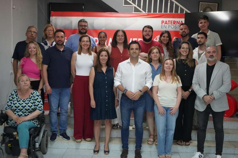Juan Antonio Sagredo con la nueva direccin socialista local. EPDA