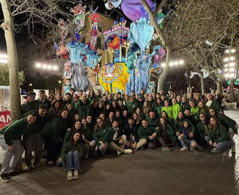 Integrantes de la comisi�n lAlbufera de Catarroja en una visita estas Fallas a los principales monumentos de Valencia.EPDA