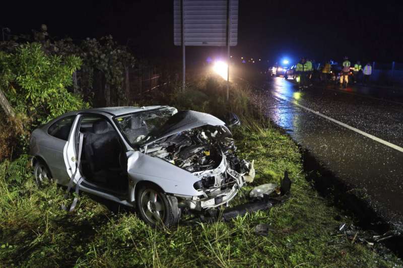 Imagen de archivo de un coche siniestrado durante la madrugada en una carretera espaÃ±ola. EFE/Sxenick
