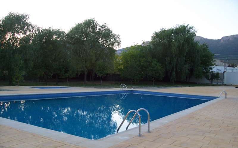 La piscina municipal, preparada para el verano. EPDA.