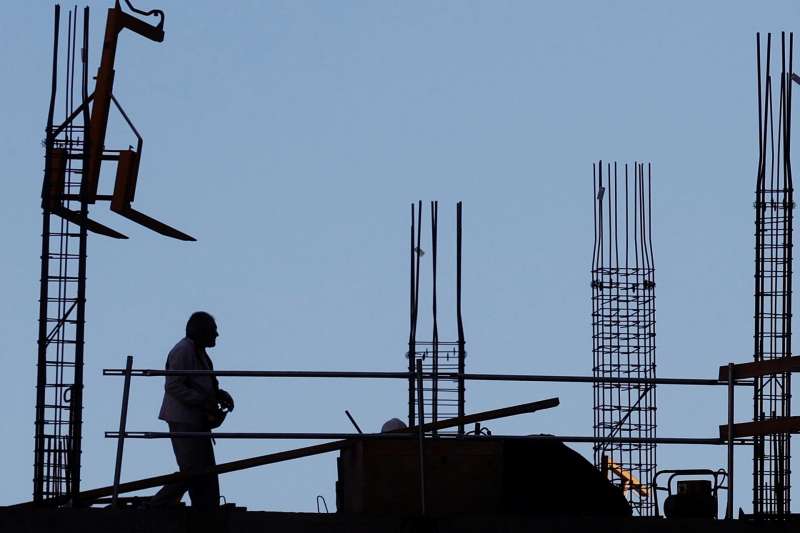 Un obrero trabaja en un edificio en construccin . EFEKai FrsterlingArchivo