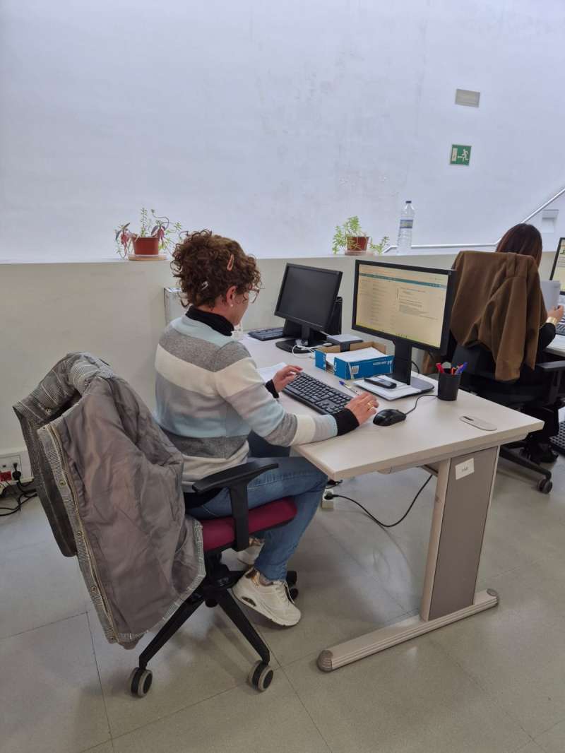 Mujer trabajando en una oficina. EPDA