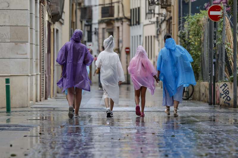 Varias personas caminan bajo la lluvia. EFEManuel Bruque Archivo
