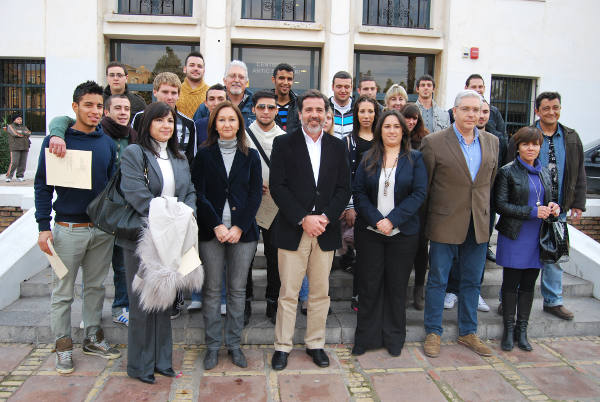 El alcalde y los concejales con los alumnos de la Escuela Taller. EPDA El alcalde y los concejales con los alumnos de la Escuela Taller. EPDA