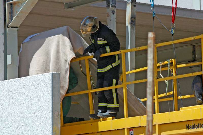 Un bombero inspecciona inspecciona una plataforma elevadora. EFE/Fernando Villar/Archivo
