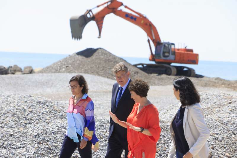 El president de la Generalitat, Ximo Puig, visita las obras de estabilización del litoral y construcción de espigones en Almenara. /EFE