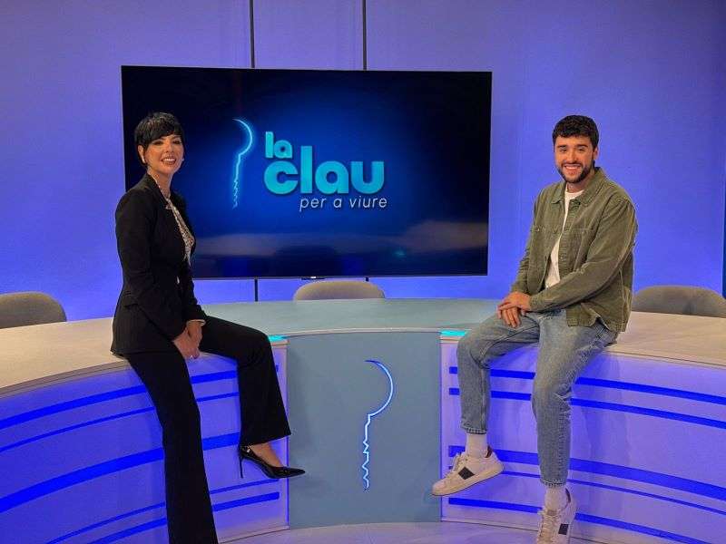 Mar�a Dom�nguez presenta des de plat� el programa La clau per a viure i el reporter Llu�s Cascant trasllada les hist�ries.  EPDA