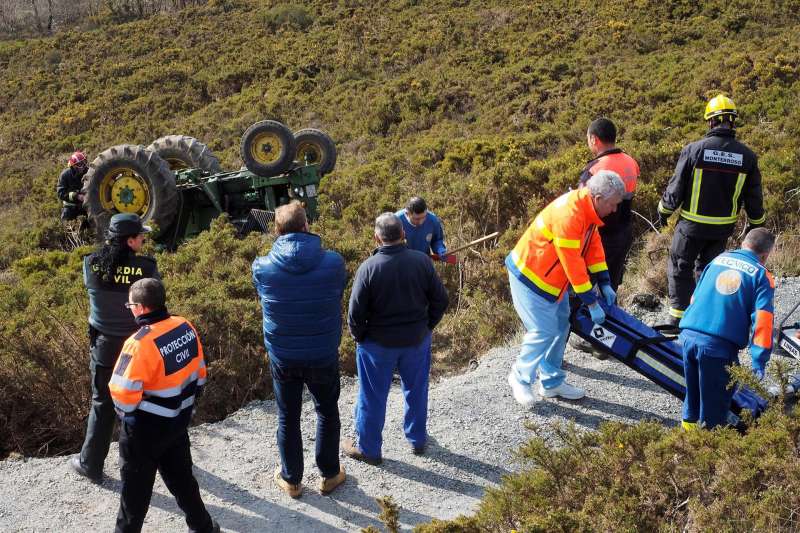 Los servicios de urgencias rescatan el cuerpo de un hombre fallecido tras volcar con su tractor. EFE/Eliseo Trigo/ Archivo
