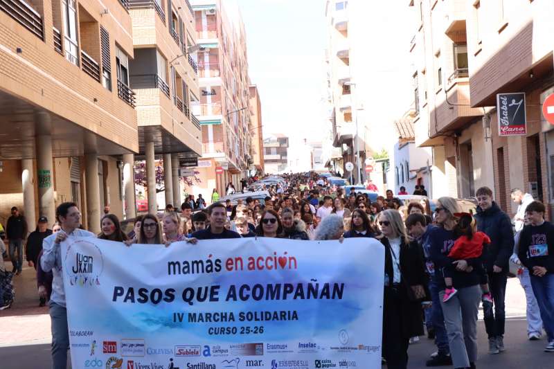 Un momento de la marcha solidaria.EPDA