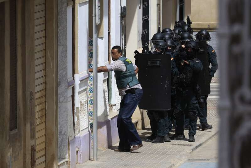 Imagen del dispositivo policial desplegado en la vivienda donde se sospechaba que se encontraba el fugitivo. | Kai Forsterling | EFE