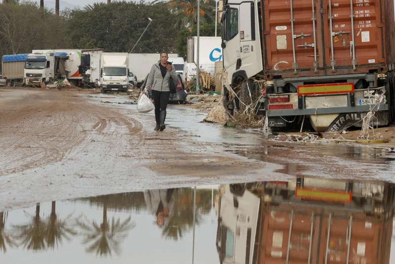 Una mujer camina por el polgono industrial de Riba-roja de Tria, en noviembre de 2024. EFEManuel BruqueArchivo
