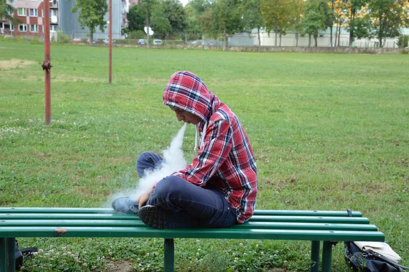 Joven vapeando.EPDA
