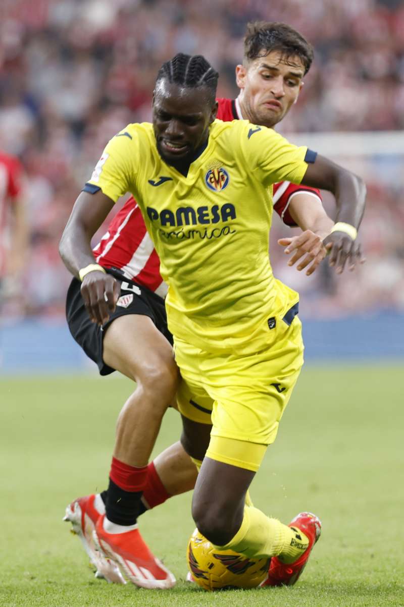 El centrocampista del Villarreal Bertrand TraorÃ© (d en acciÃ³n en un partido. EFE / Miguel ToÃ±a/ Archivo
