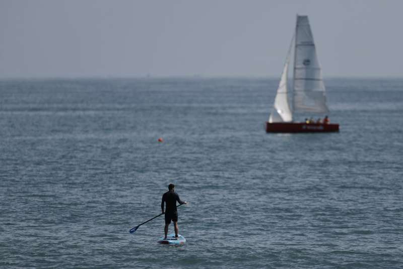 Un hombre practica padel surf en la playa de la Malvarrosa en Valencia. EFE/ Biel Aliño/Archivo
