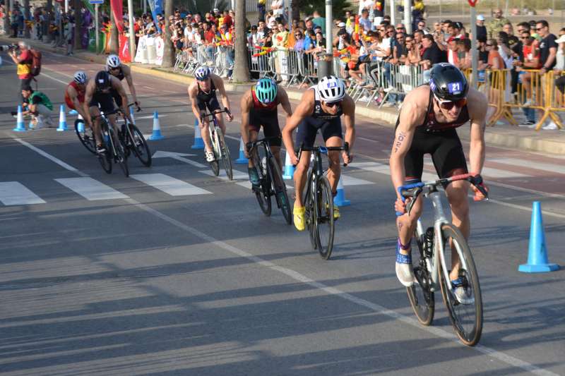 Decenas de atletas durante la fase de ciclismo de las pruebas de una competicin de triatln. EFE/Archivo/Antonio Calderay