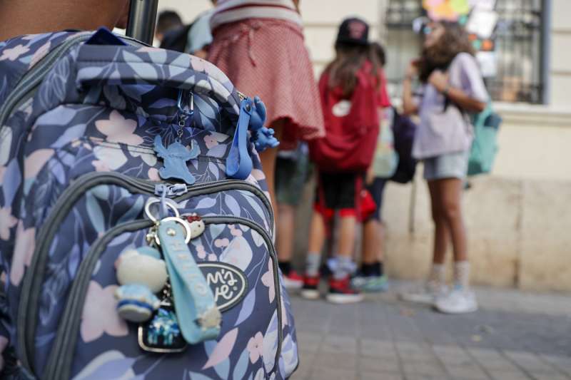 Varios nios aguardan para entrar al CEIP Llus Vives de Valncia. EFEManuel Bruque
