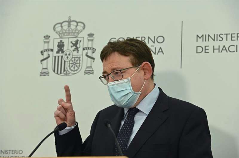 El president de la Generalitat Valenciana, Ximo Puig, durante la rueda de prensa ofrecida tras la reunión mantenida con la ministra de Hacienda, María Jesús Montero, hoy en el Ministerio de Hacienda, en Madrid. EFE/ Fernando Villar