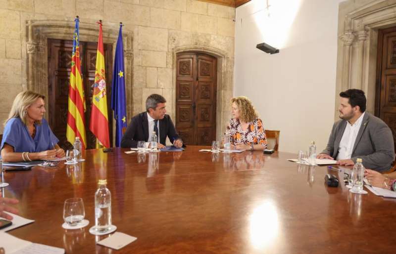 Mazn en una reunin con la vicepresidenta primera y consellera de Servicios Sociales, Igualdad y Vivienda, el alcalde de Albal, Jos Miguel Ferris, y la alcaldesa de Torrent, Amparo Folgado.  EPDA