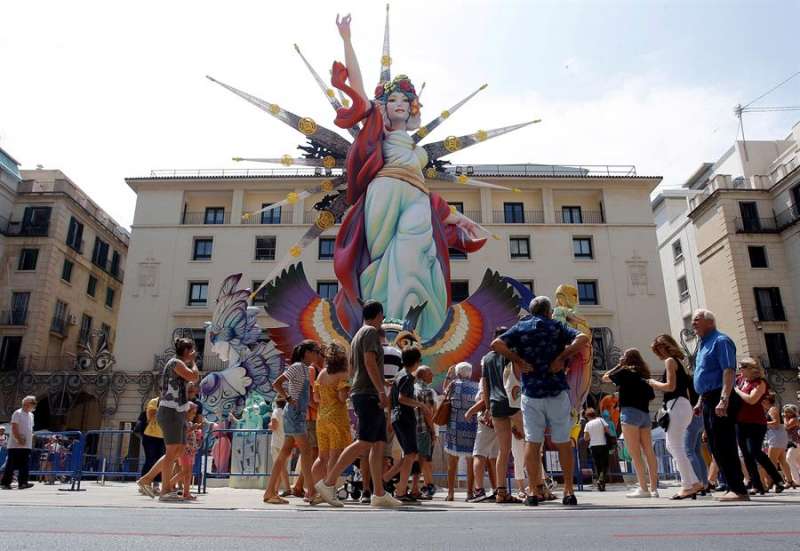 La hoguera oficial de 2019 en la plaza del Ayuntamiento. EFE