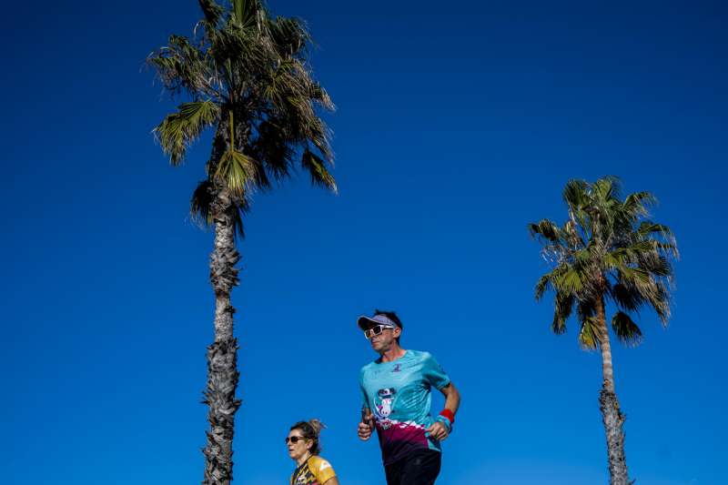 Dos personas practican deporte en Castell�n. EFEAndreu EstebanArchivo
