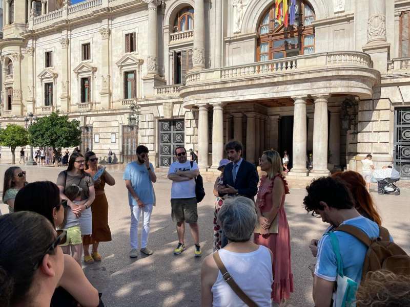 La concejala de Turismo, Paula Llobet, y el concejal de Cultura, Jos Luis Moreno, en la presentacin de la ruta, en una imagen del Ayuntamiento facilitada a EFE.
